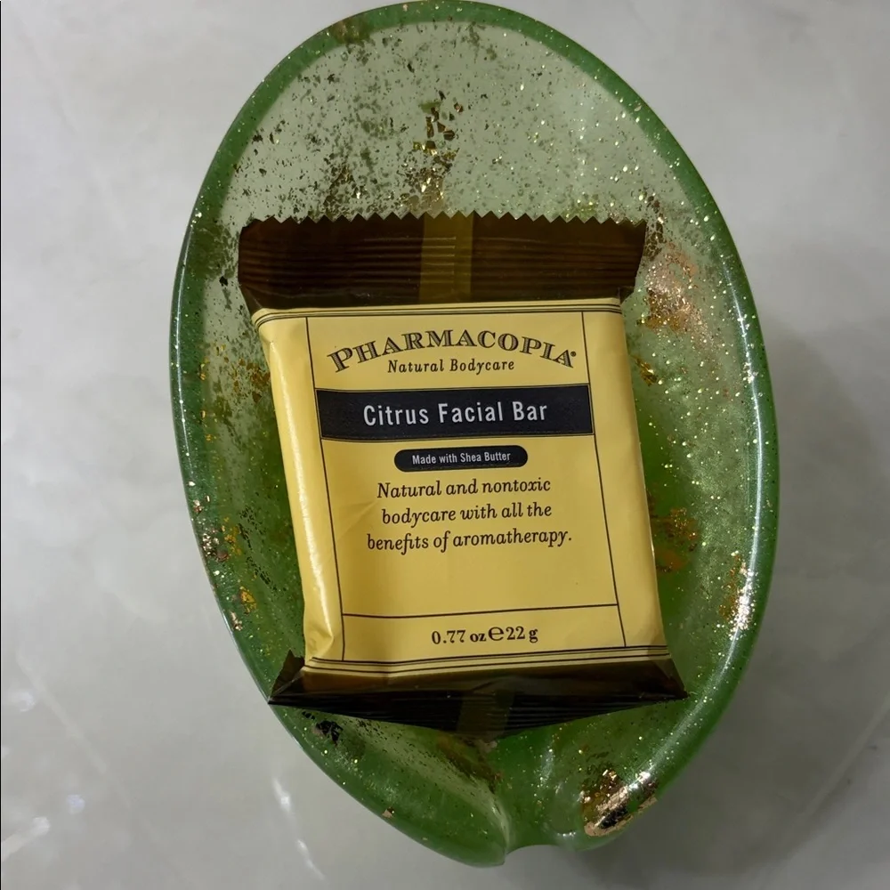Self- draining soap holder